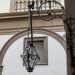 Dai muri pendono stupendi lampadari in ferro battuto decorato con foglie e fiori...